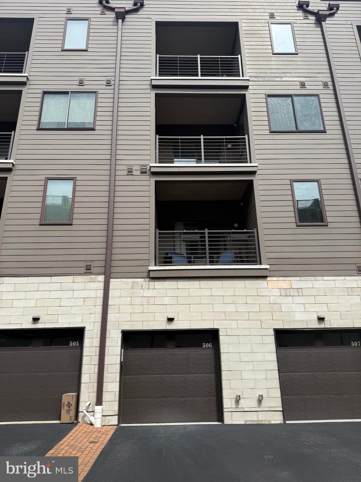 BROWNSTONES AT VF - Residential Lease