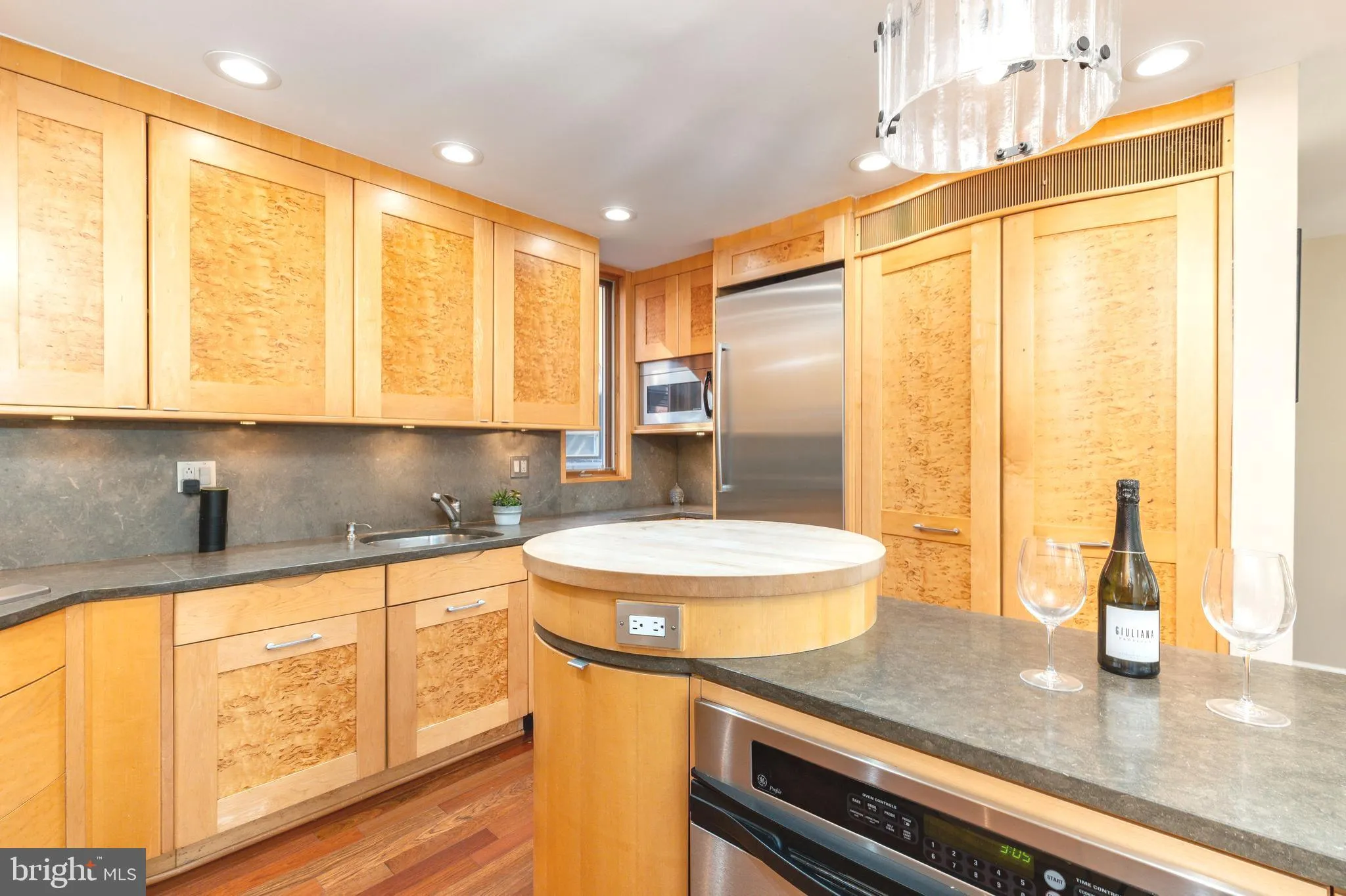 Philadelphia, Pennsylvania 19107, United States, 3 Bedrooms Bedrooms, ,3 BathroomsBathrooms,Residential,Active,88616