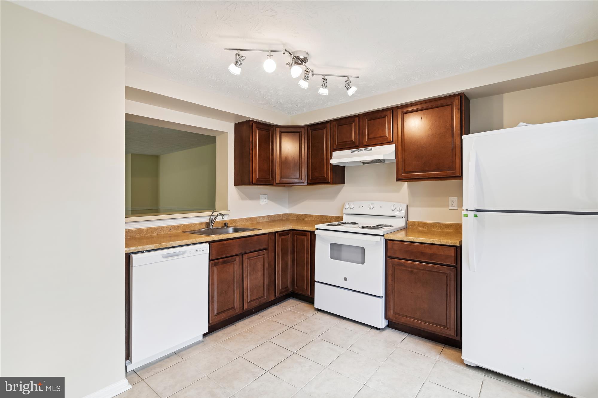 CALVERTON TOWNES - Residential Lease