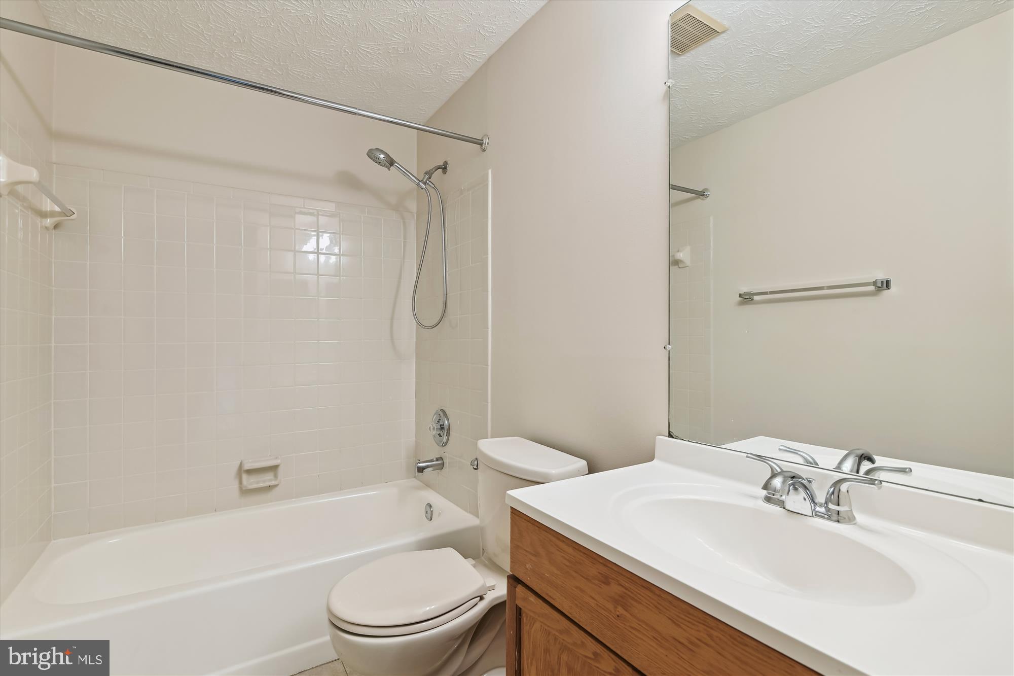 CALVERTON TOWNES - Residential Lease