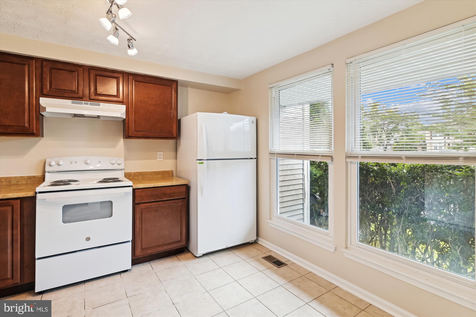 CALVERTON TOWNES - Residential Lease