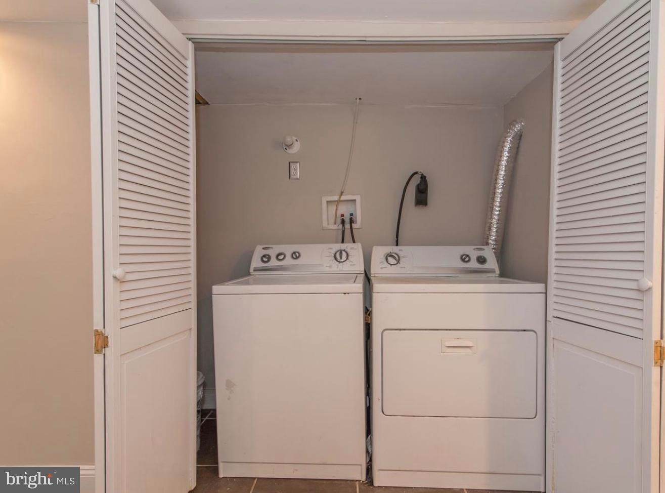 HOLLINS MARKET - Residential Lease