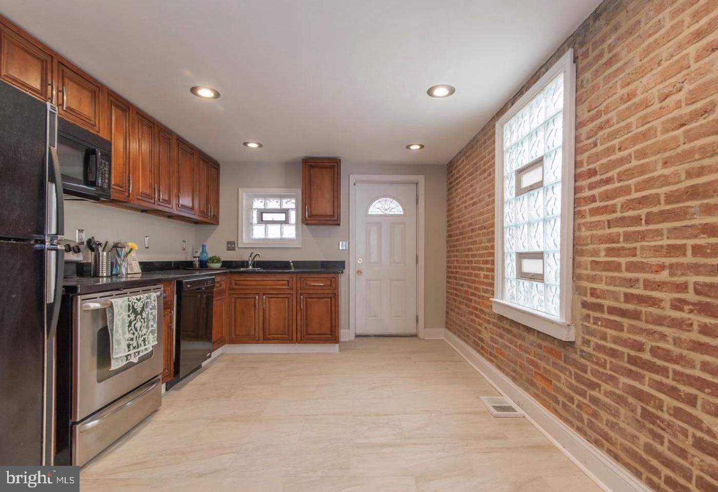 HOLLINS MARKET - Residential Lease