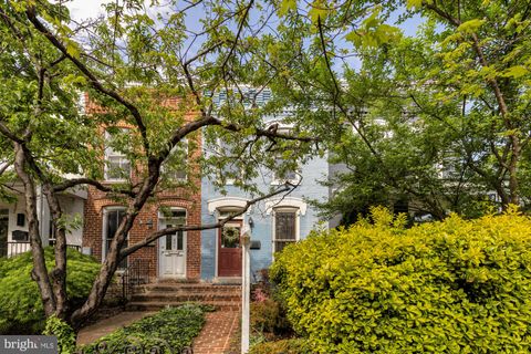 Photo of 403 12th Street SE, WASHINGTON, DC 20003 (MLS # DCDC2255372)