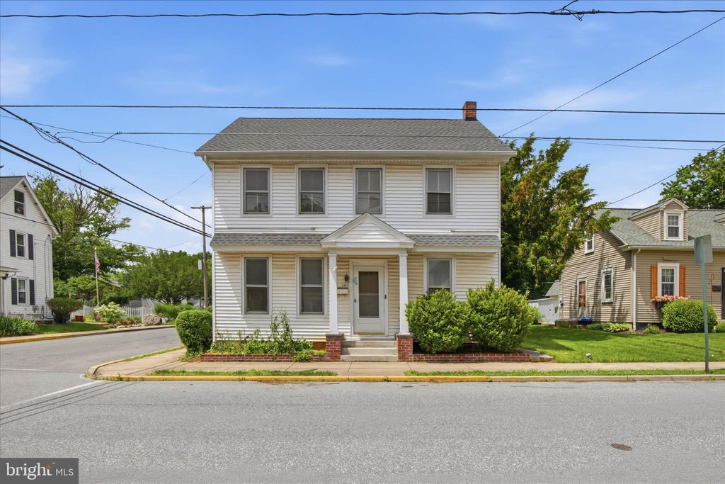 Photo of 101 E Lincoln Avenue, LITITZ, PA 17543 (MLS # PALA2089050)