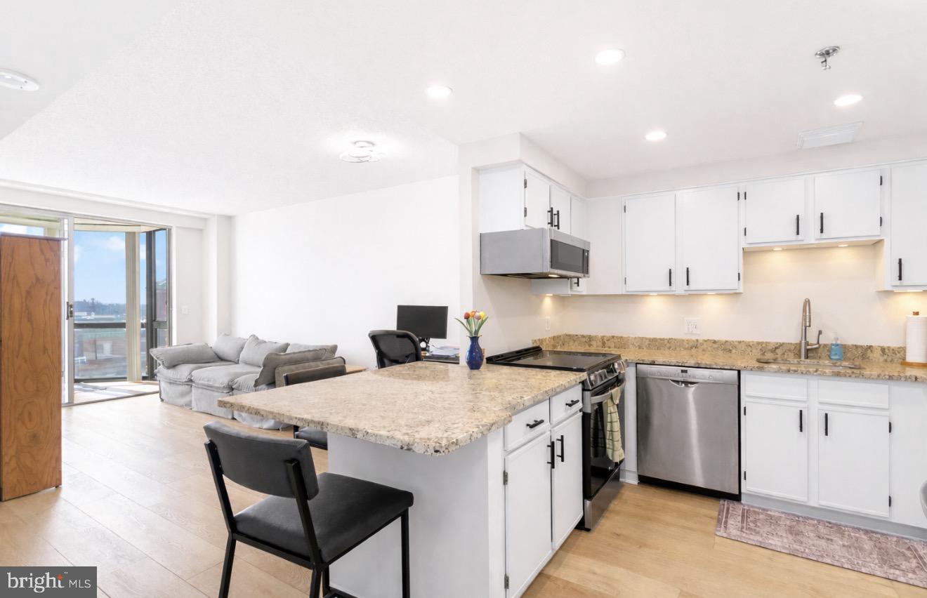 24 COURTHOUSE SQUARE 611