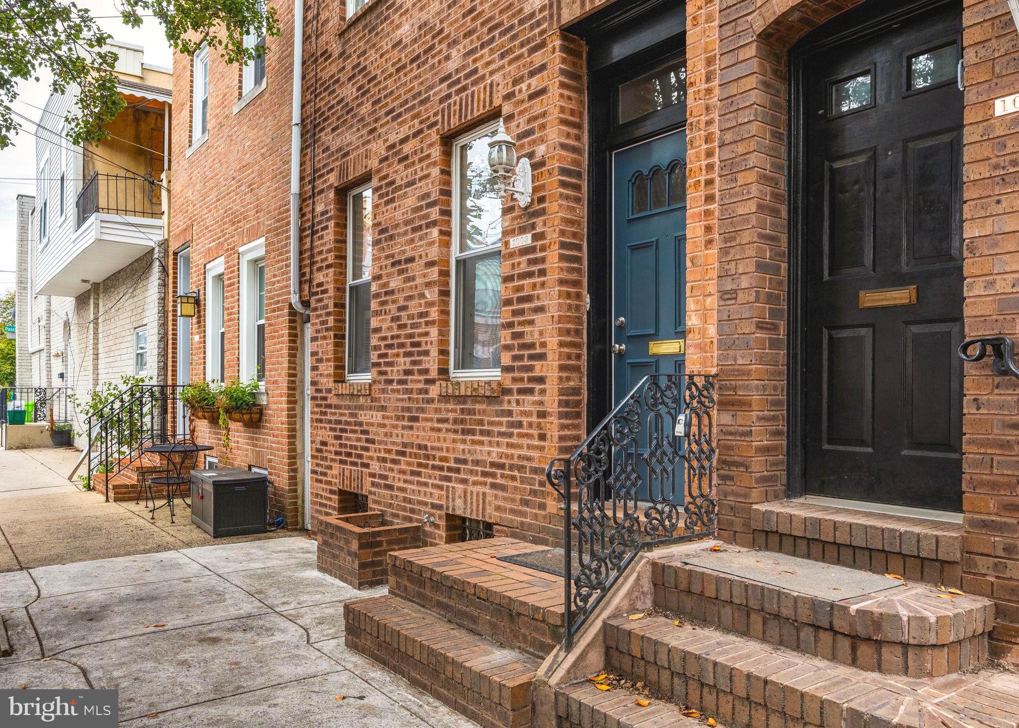 1009 DICKINSON STREET