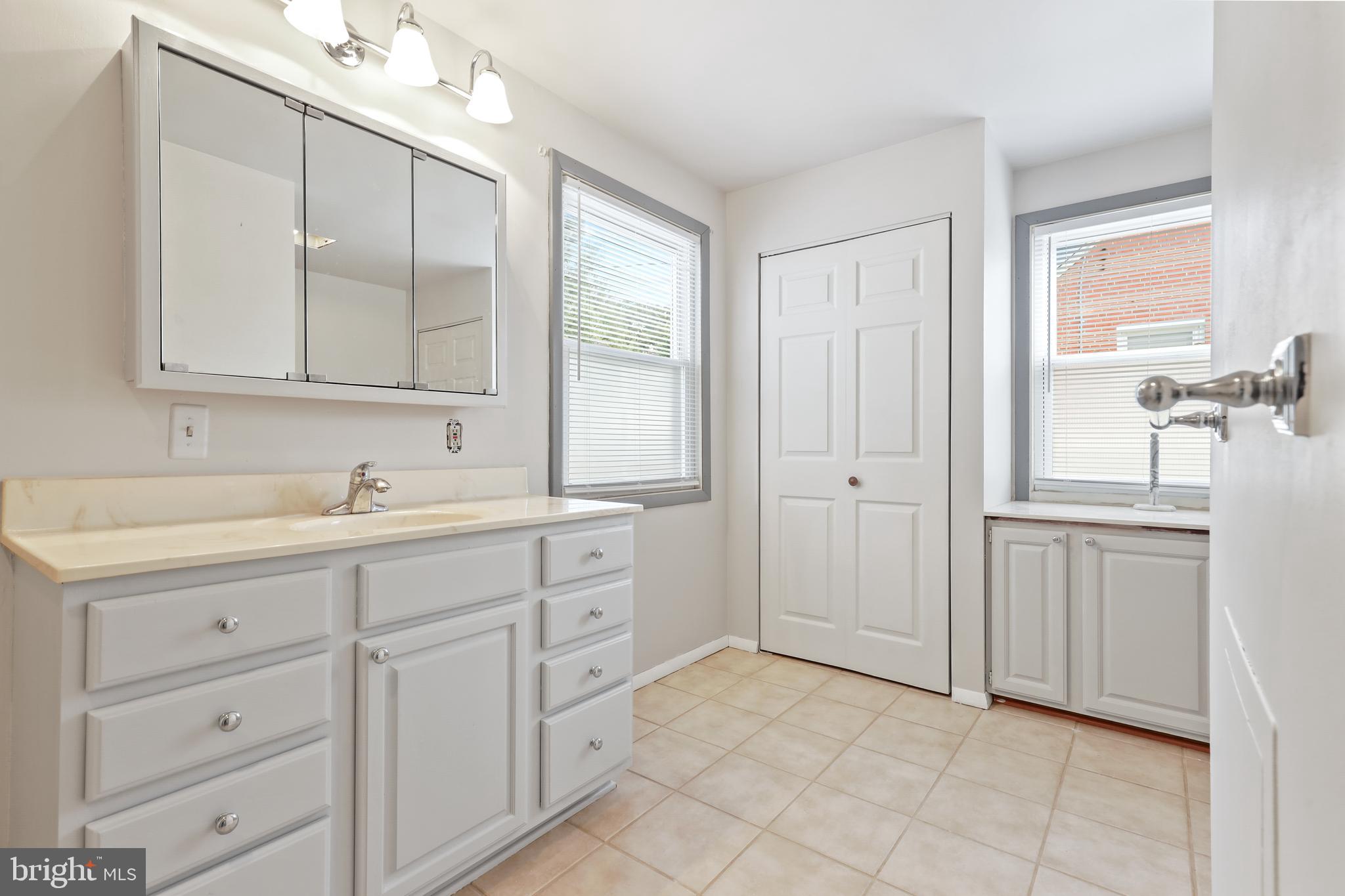 GREENTOP MANOR - Residential