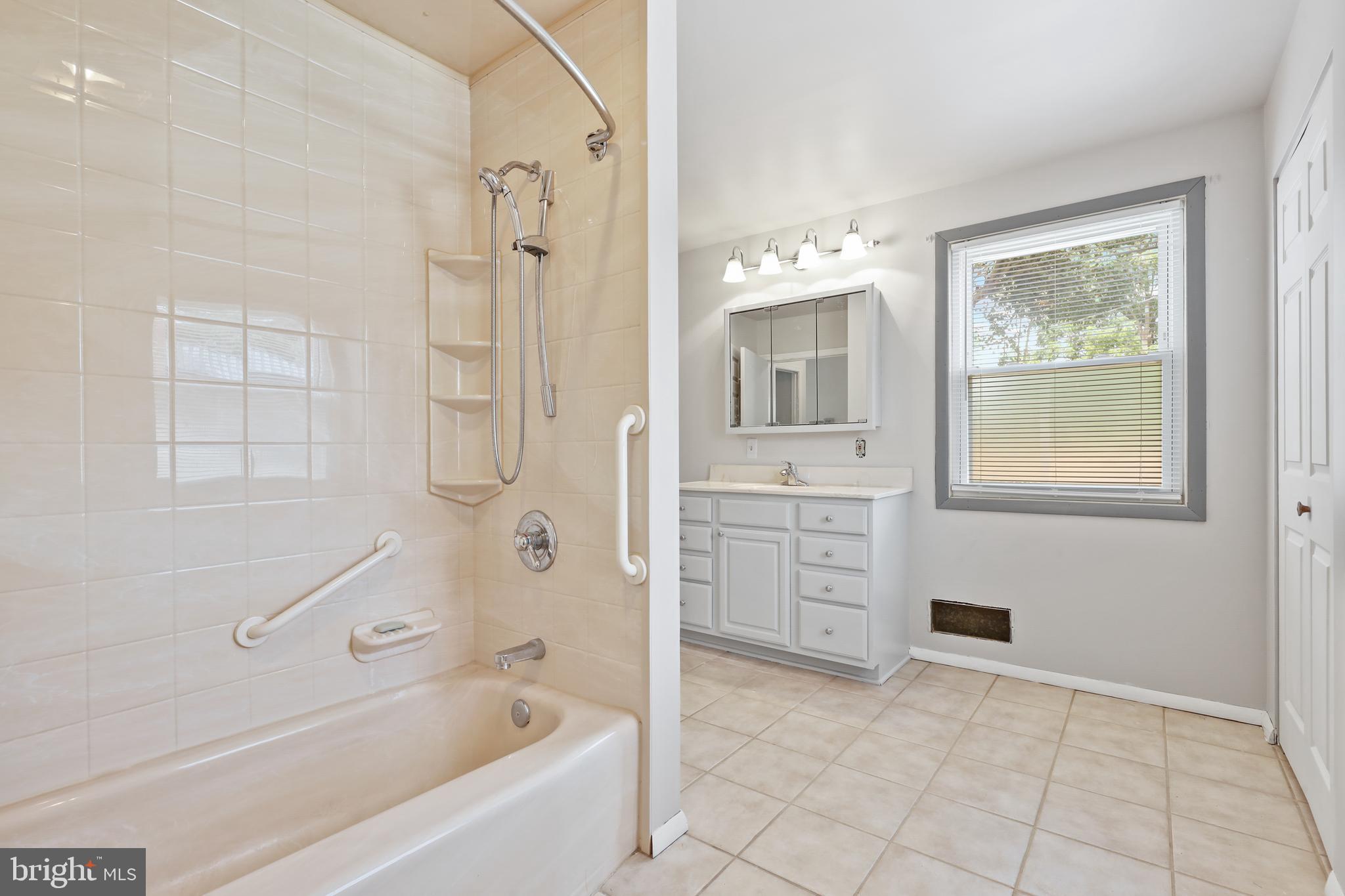 GREENTOP MANOR - Residential