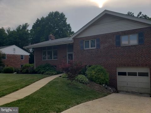 Photo of 7600 MASSENA RD, BETHESDA, MD 20817 (MLS # MDMC2099536)