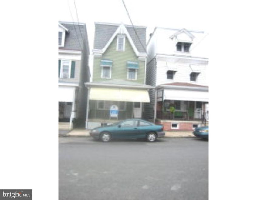 MODERN 25 HANDLE OAK KITCHEN. NEWER OIL FURNACE. CONVENIENCE OF A FIRST FLOOR POWDER ROOM.       Color: GREEN