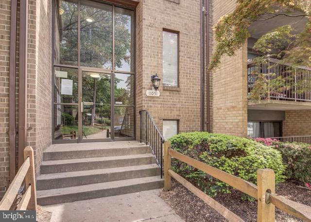 SUMMERTREE CONDO APTS - Residential Lease