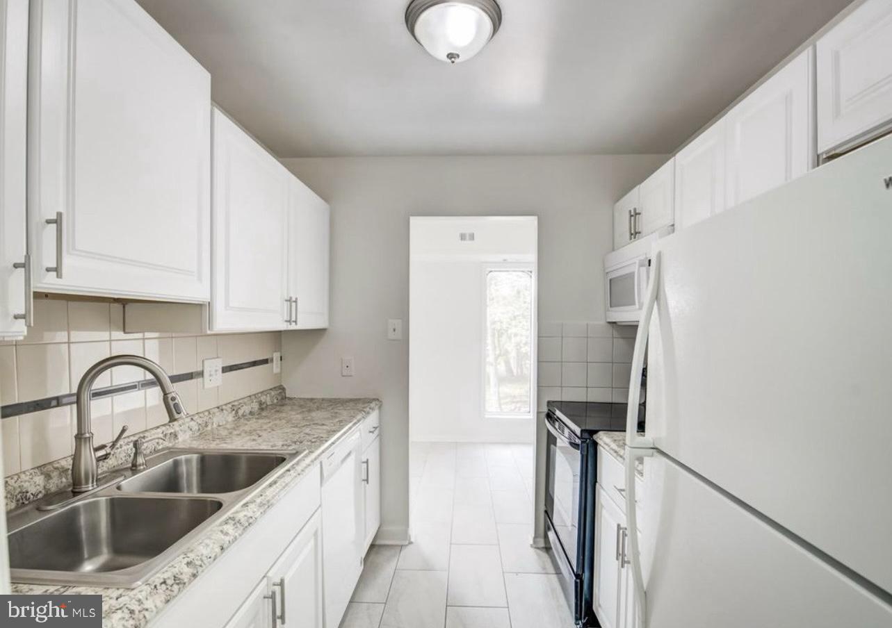 SUMMERTREE CONDO APTS - Residential Lease