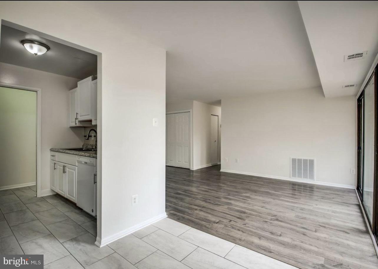 SUMMERTREE CONDO APTS - Residential Lease