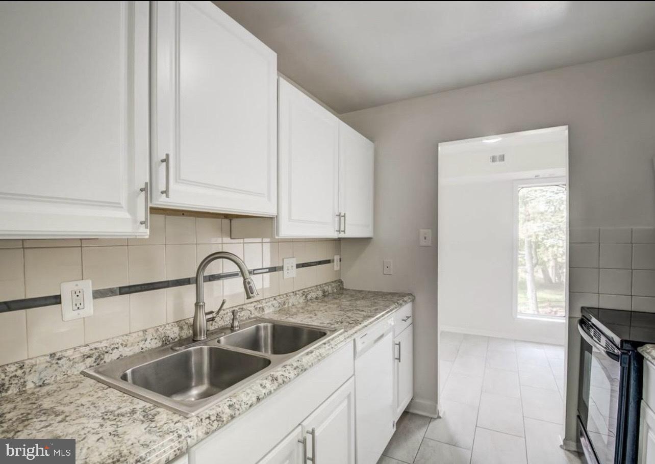 SUMMERTREE CONDO APTS - Residential Lease