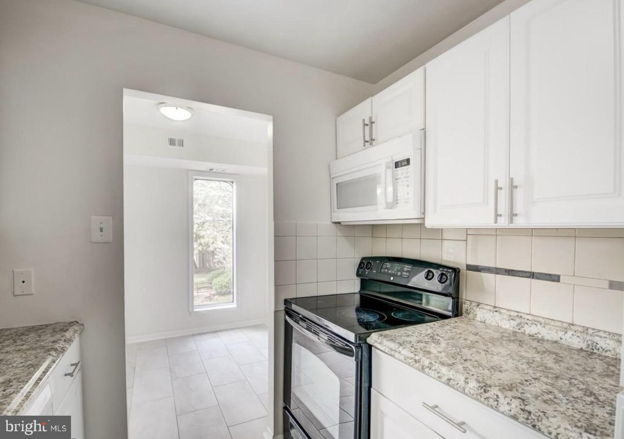 SUMMERTREE CONDO APTS - Residential Lease