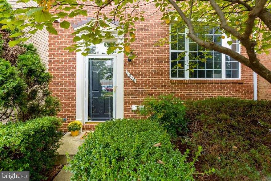 4 level townhouse. Master bedroom has huge loft and walk in closet. . Backs to woods and has a large deck. Eat in kitchen and separate dining room. Large family room with fireplace in the basement. Large storage area and laundry room. Plumbed for an additional bath as well. Great commuting location. In the middle of Kingstowne close to all pools, gyms and walking trails. Metro/commuter rts close