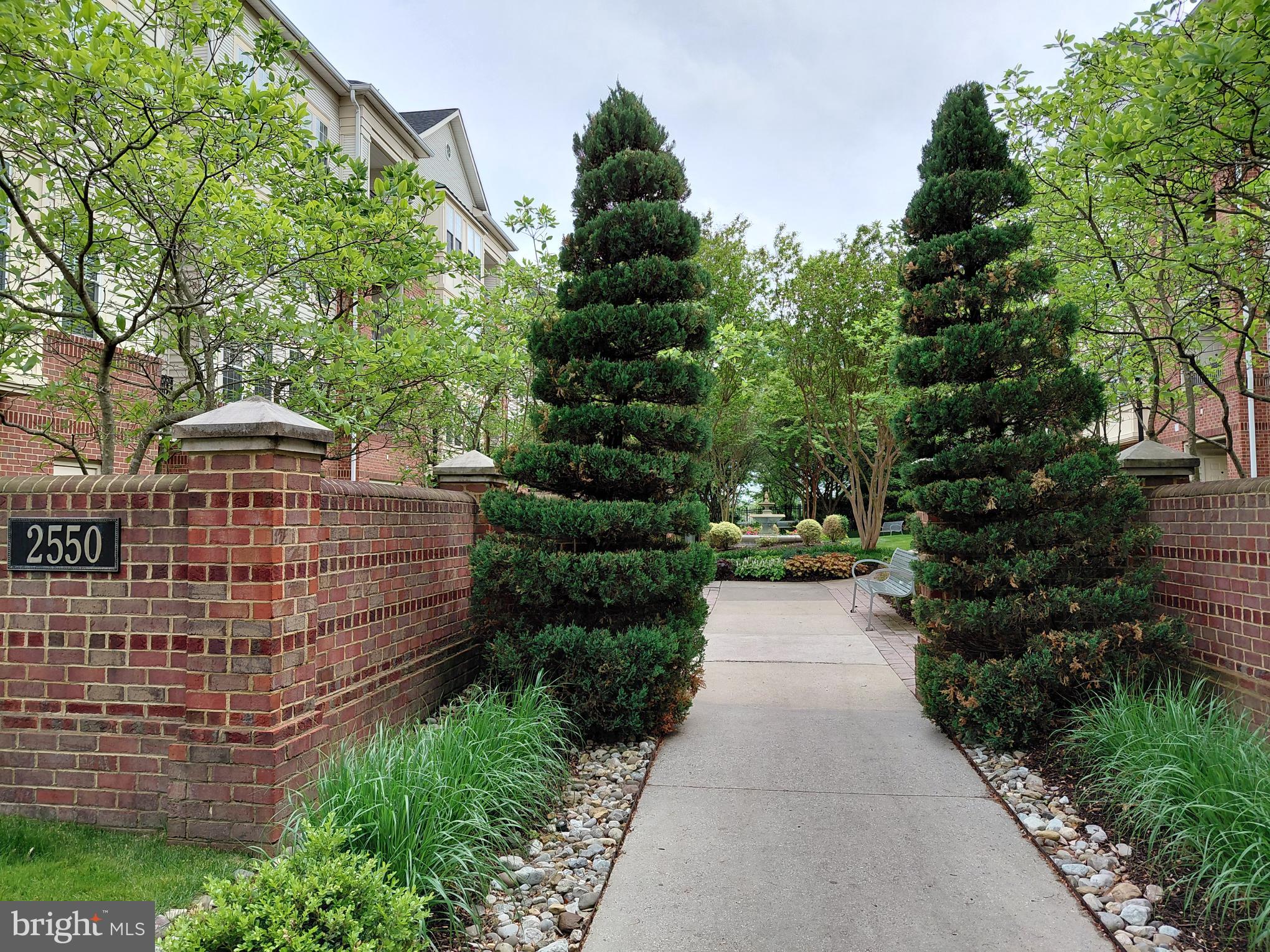 2550 KENSINGTON GDNS 306 + G7