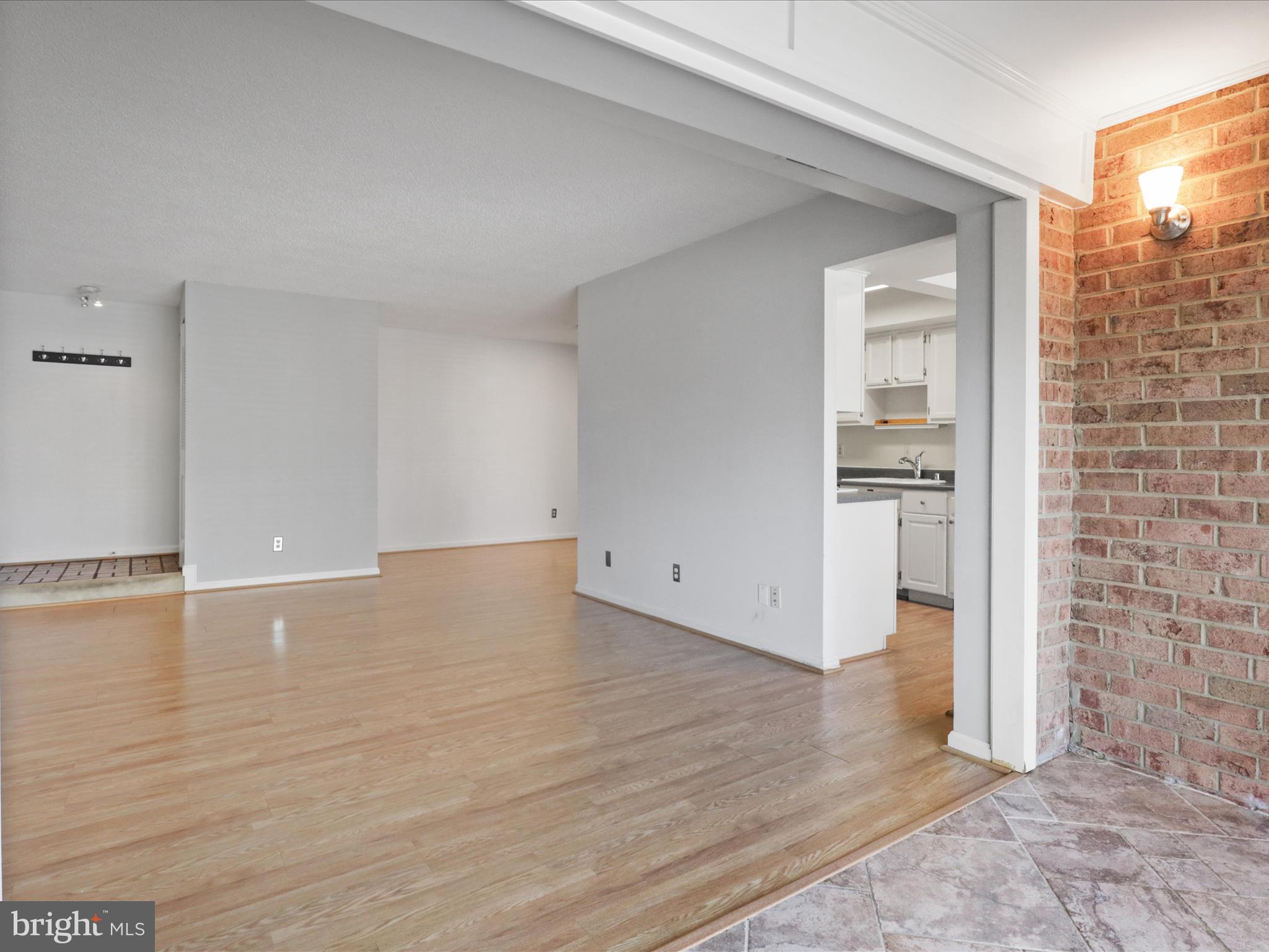 VISTAS OF VIENNA CONDOMINIUMS - Residential Lease