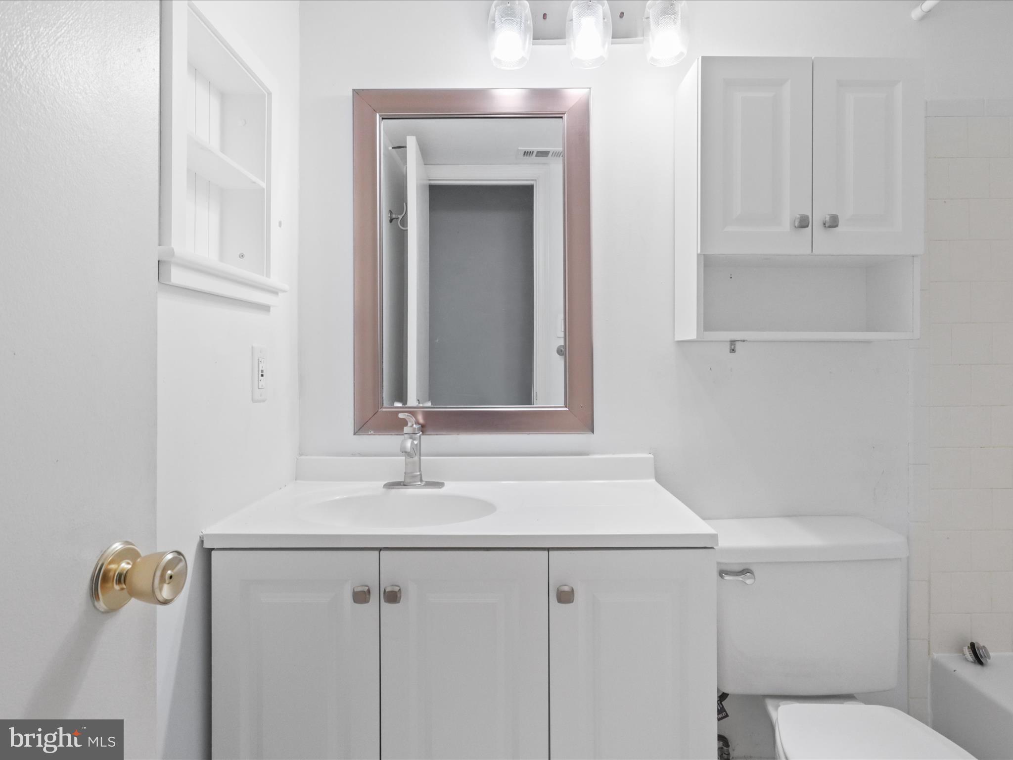 VISTAS OF VIENNA CONDOMINIUMS - Residential Lease