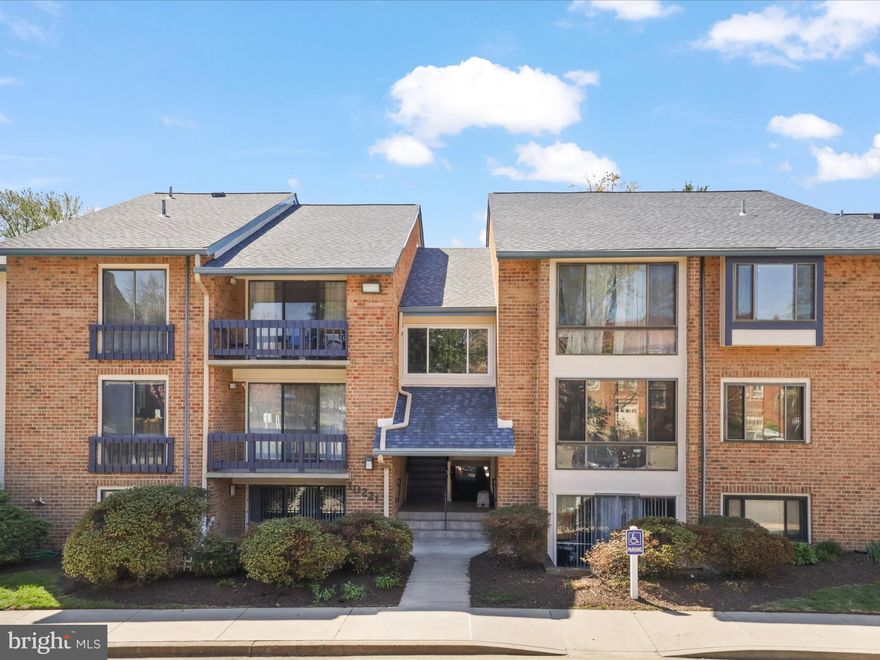 Spacious 3 BR 2 BA Condo in Oakton. Unit is in the 2nd Floor. Washer and dryer in unit. Primary Bedroom w/ Full bathroom. Huge Living Room, Dining Room w/ Built In Cabinets.. Included with rent is water, trash removal, community swimming pool and Tennis Courts. Great commuter location near the Vienna Metro, Tysons Corner, Rt 66, 495. This is a MUST see!! Available for move in 04/11/2025