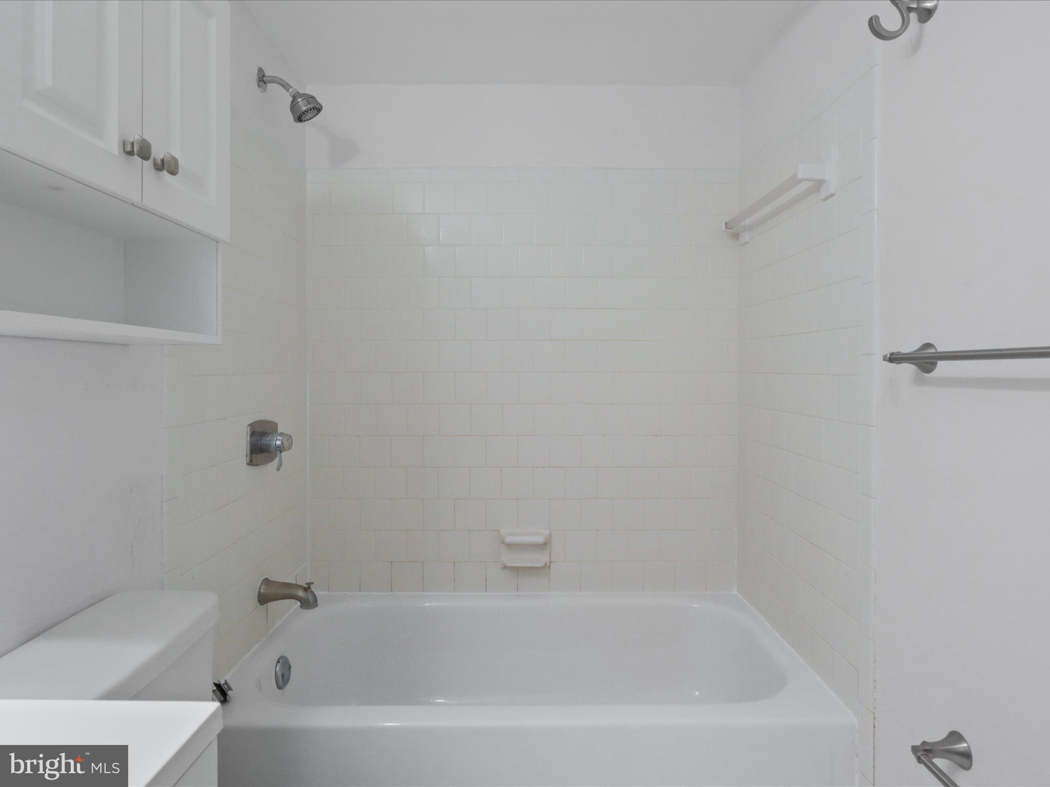 VISTAS OF VIENNA CONDOMINIUMS - Residential Lease