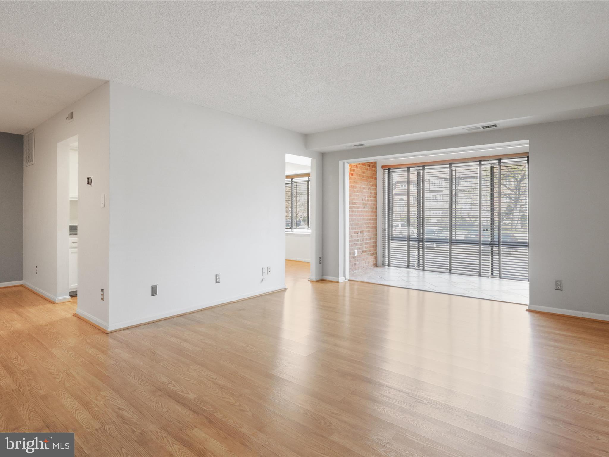 VISTAS OF VIENNA CONDOMINIUMS - Residential Lease