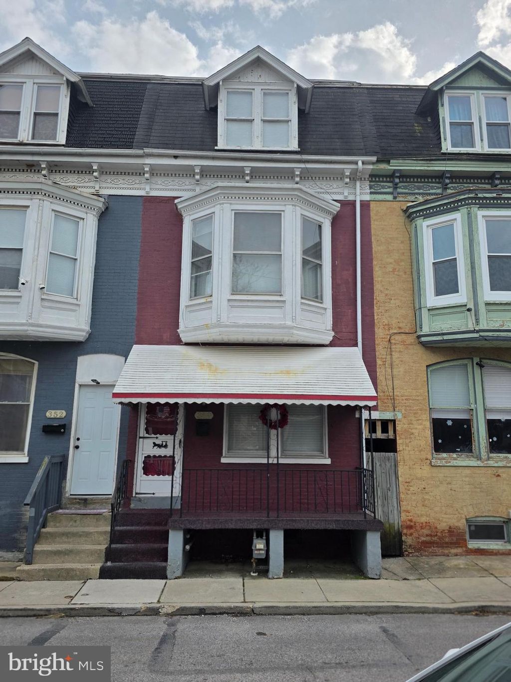 Photo of 350 E Poplar Street, YORK, PA 17403 (MLS # PAYK2095710)
