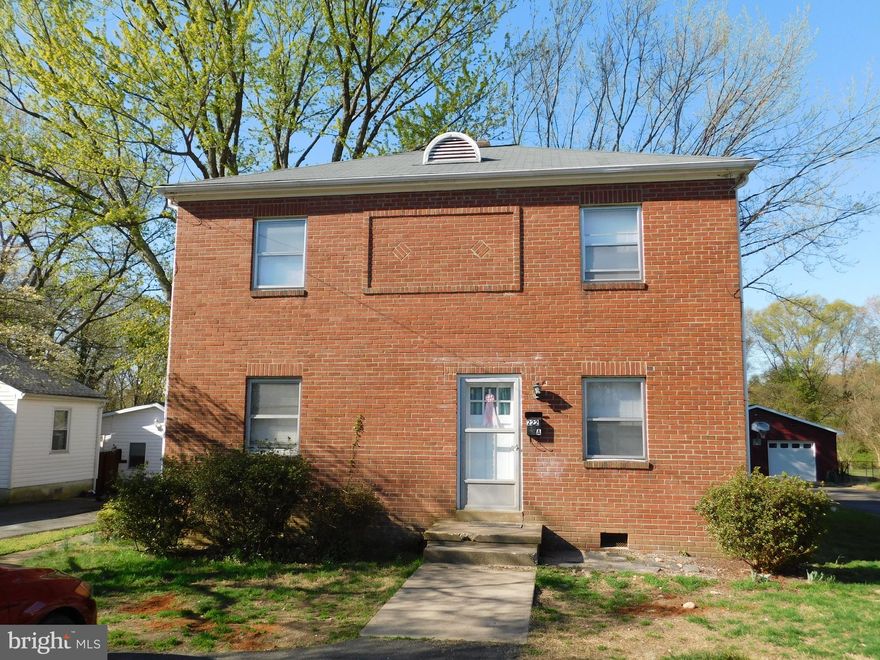 CHARMING brick duplex  Features 2 bed/1 bath. Kitchen/dining combo, stack-able washer/dryer. LARGE shared backyard. Gravel driveway parking. Close to Downtown, 95, VRE, commuter lot and much more! Dogs-CBC/ NO CATS.