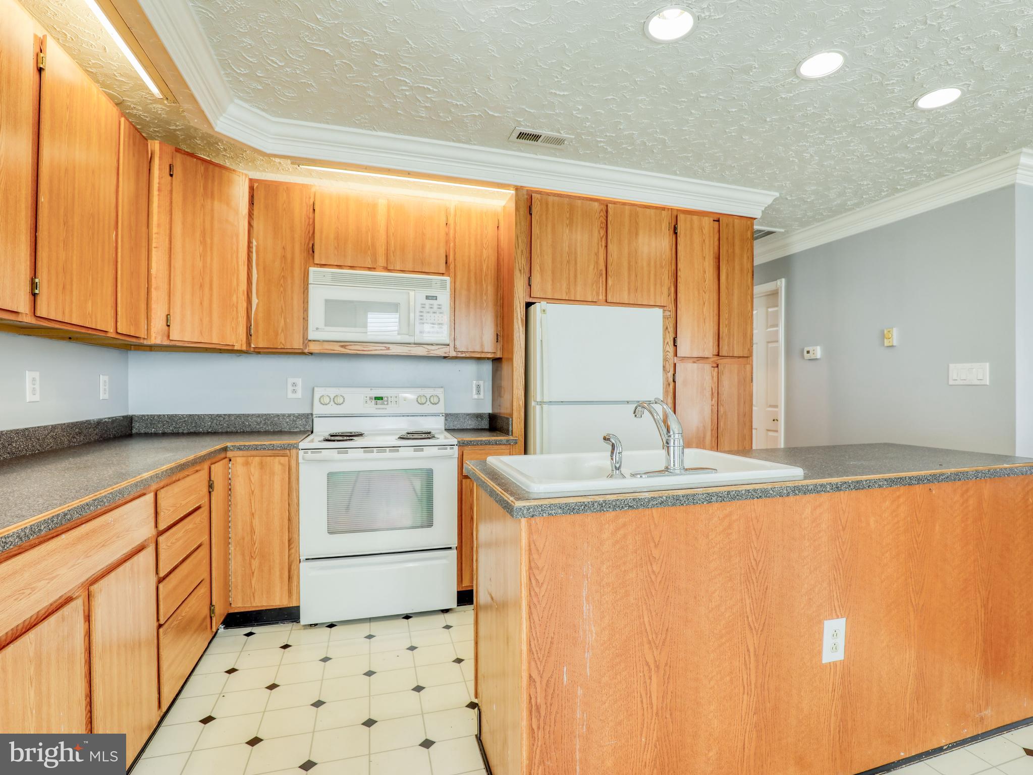 ROYAL VILLAGE - Residential