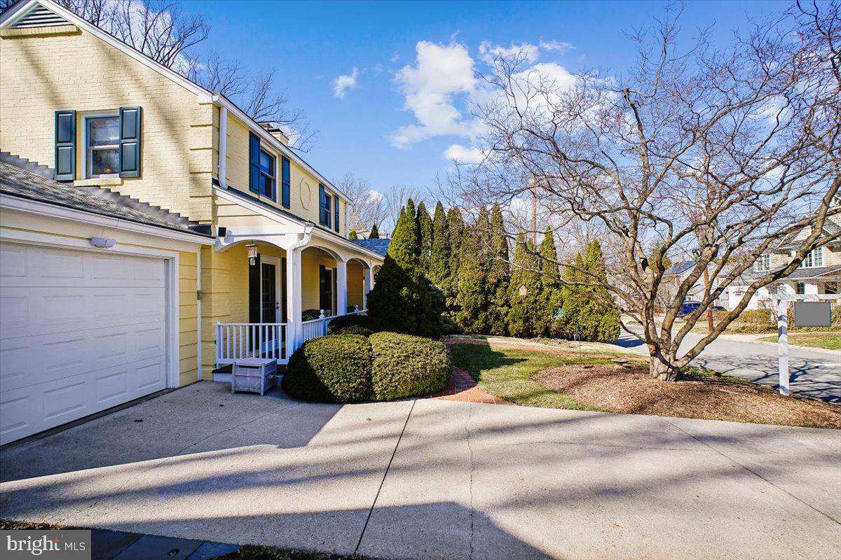 ENGLISH VILLAGE - Residential