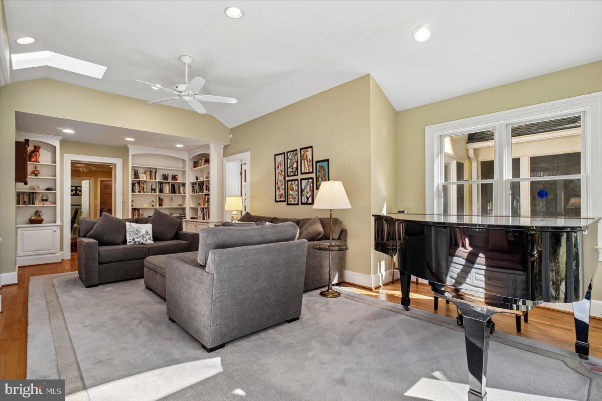 ENGLISH VILLAGE - Residential