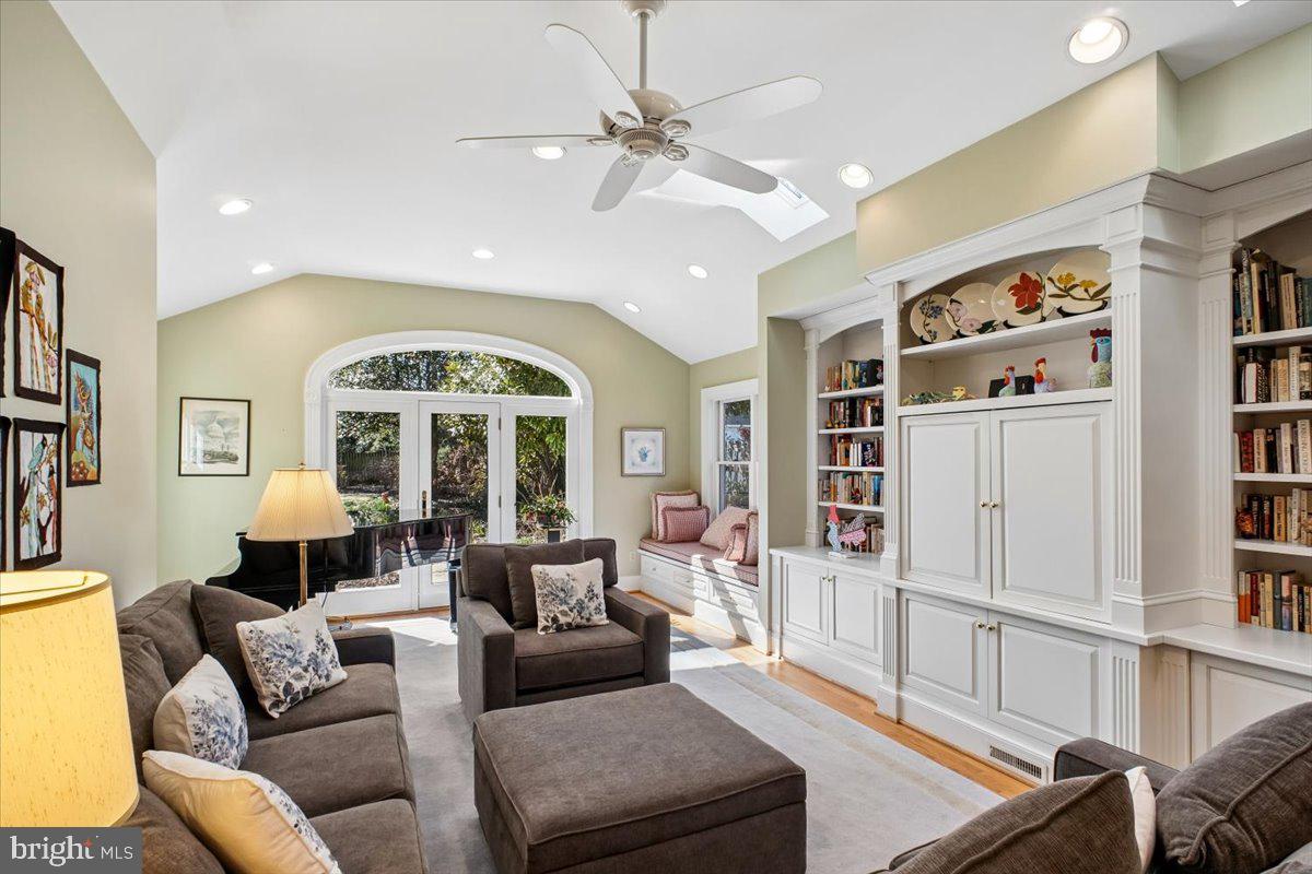 ENGLISH VILLAGE - Residential