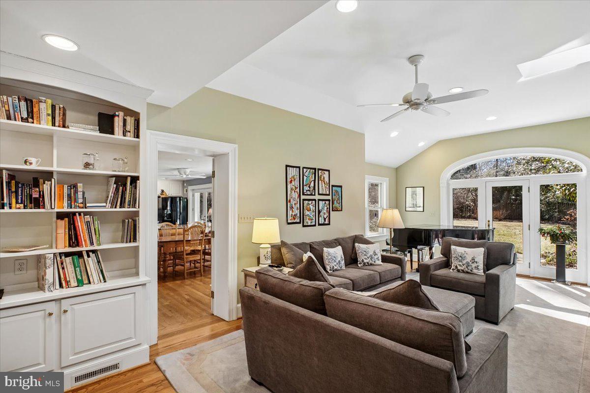 ENGLISH VILLAGE - Residential