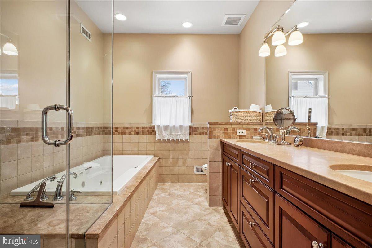 ENGLISH VILLAGE - Residential