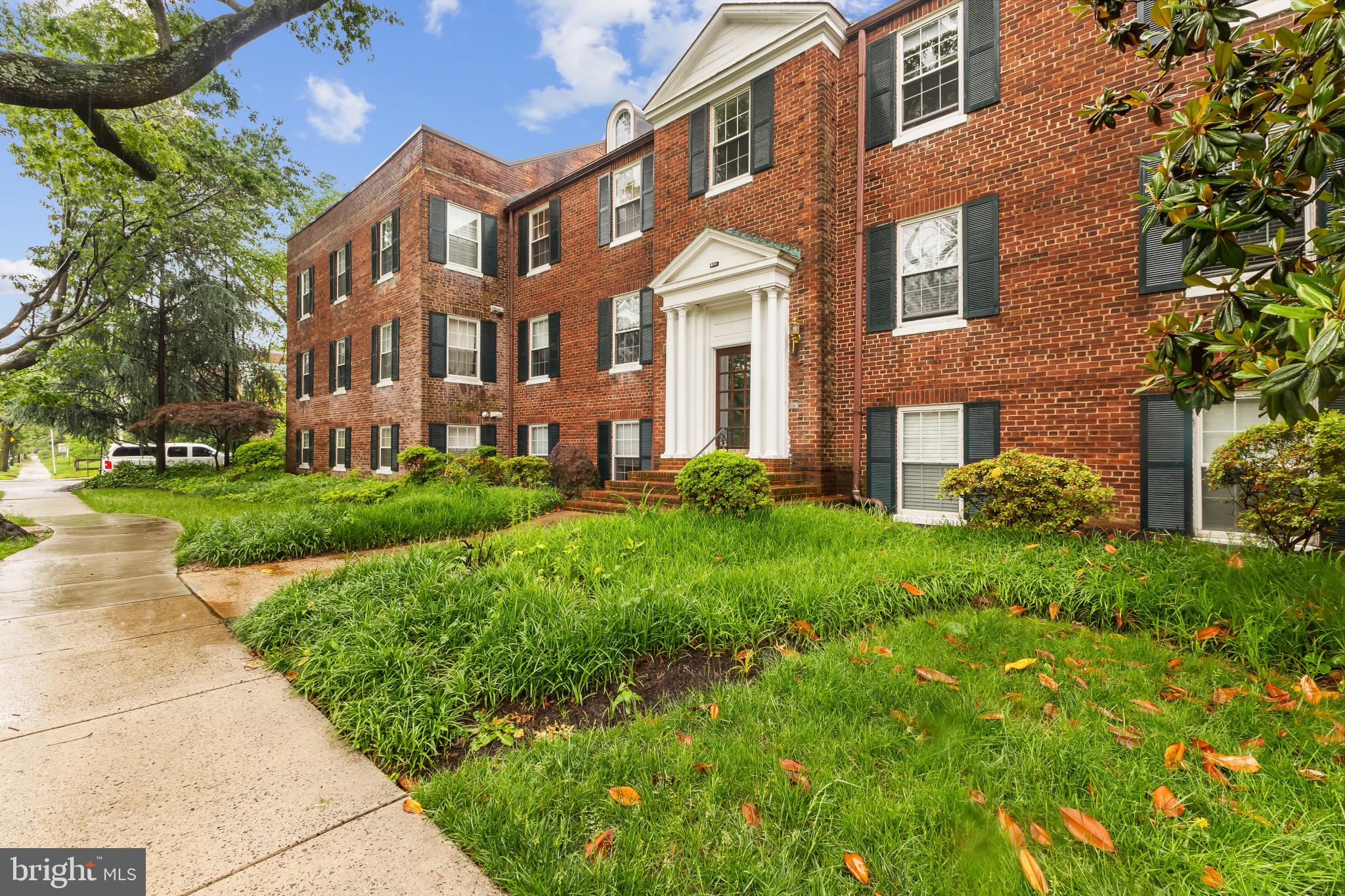 400 COMMONWEALTH AVENUE 303