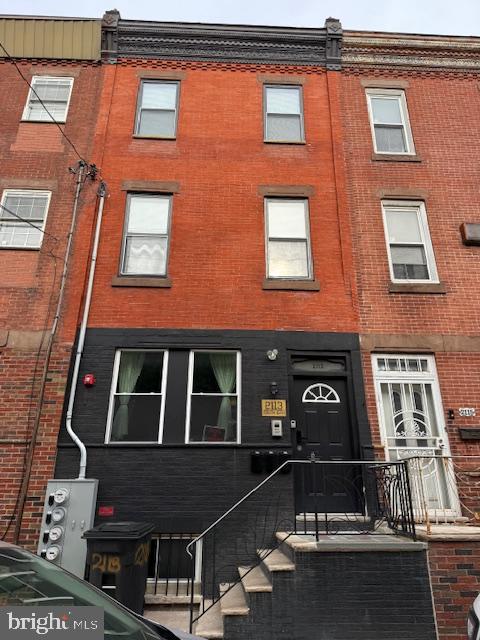 Fully renovated studio apartment has everything you need to call it home. All furniture and appliances are brand new, including modern couch that converts into a comfortable full sized bed, mounted 4K Smart TV with all the lastest apps, a dedicated work space. In unit washer dryer and full size bath tub with shower head. You'll have all the utensils you'll need in a fully stocked kitchen, along with coffee maker, microwave, and stove/oven. Landlord pays for all utilities: water, gas and electric. Keyless entry, blackout curtains and security system. Located in prime South Philadelphia area with easy access to subway and buses that will make commuting a breeze.
