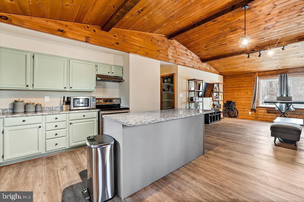 HIDDEN LAKE - Residential