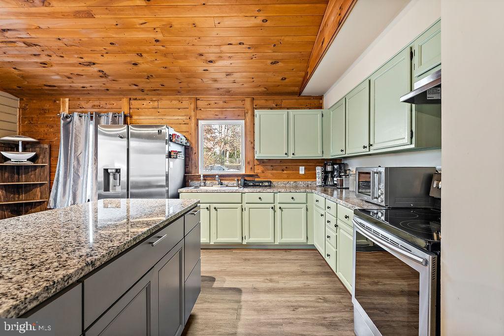 HIDDEN LAKE - Residential