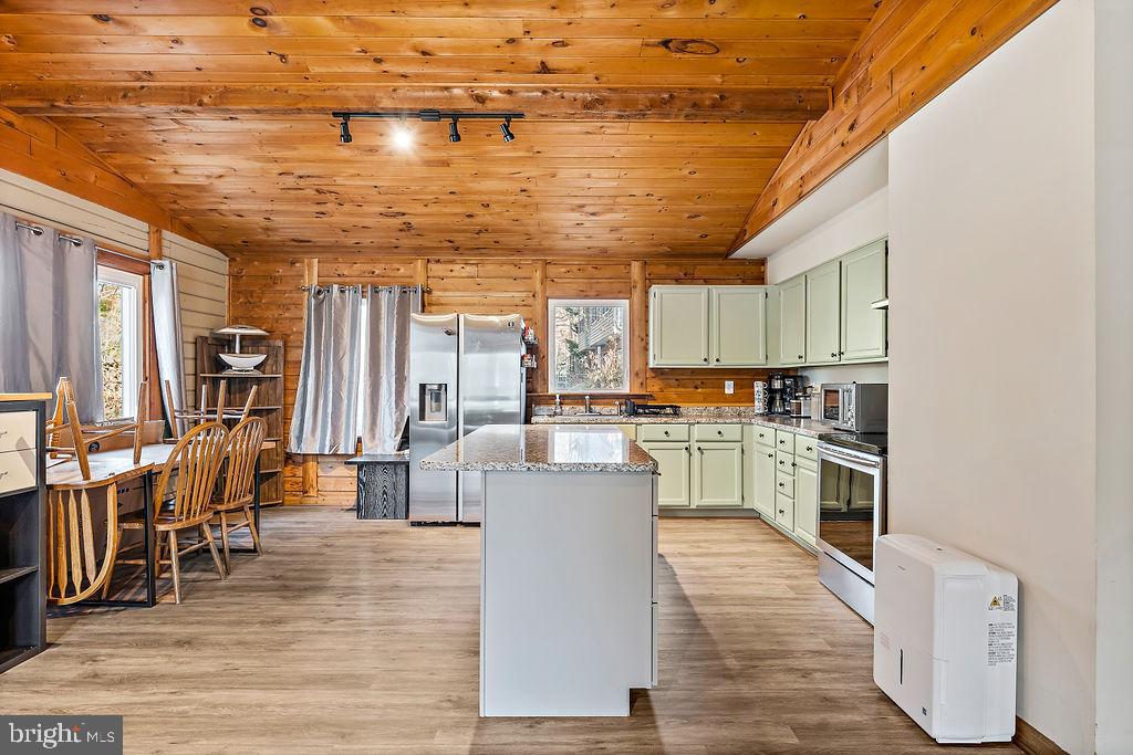 HIDDEN LAKE - Residential