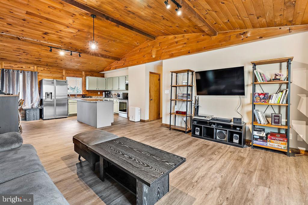 HIDDEN LAKE - Residential