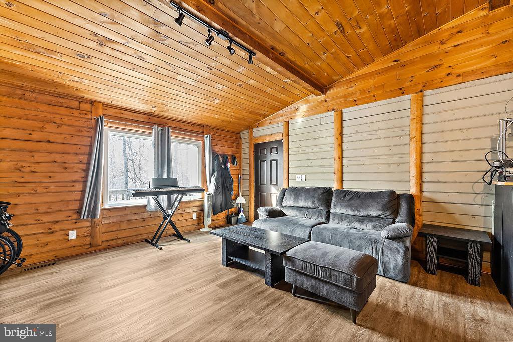 HIDDEN LAKE - Residential