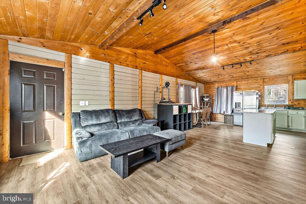 HIDDEN LAKE - Residential