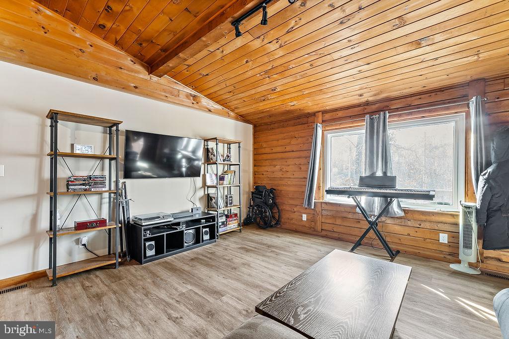 HIDDEN LAKE - Residential