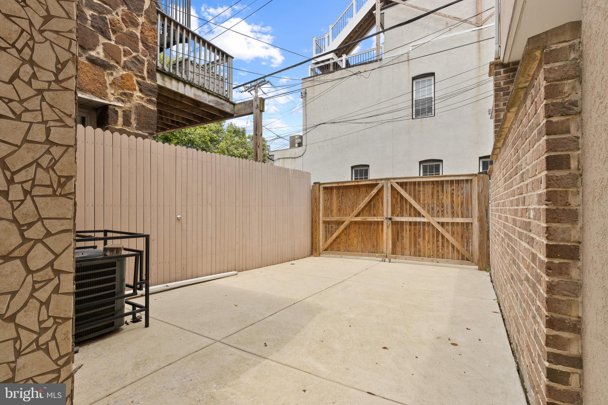 LOCUST POINT - Residential