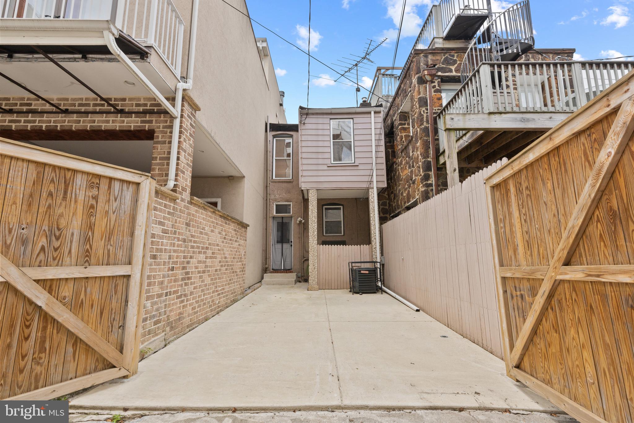 LOCUST POINT - Residential