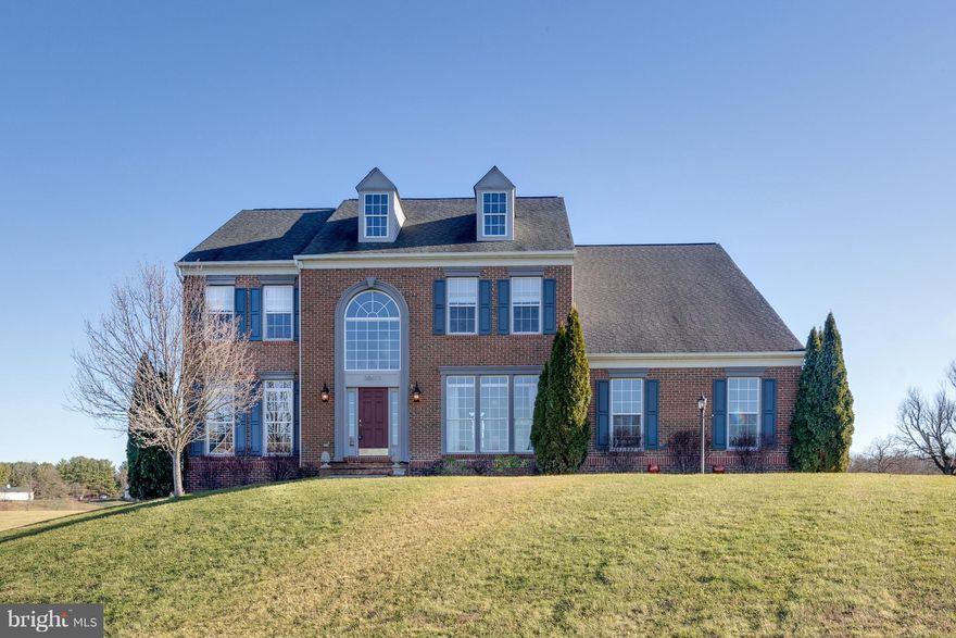 STATELY BRICK-FRONT COLONIAL SITED MAGNIFICENTLY ON OPEN 1.4 ACRES * SHOWS LIKE MODEL HOME * OPEN & BRIGHT * NEUTRAL COLORS * DRAMATIC 2-STORY FOYER W/SPLIT STAIRCASE * AWESOME KITCHEN W/18X18 CERAMIC FLRS * HUGE FAMILY RM W/GAS FPLC * AWESOME MBR SUITE HAS SITTING RM BETWEEN ELEVATED BR AREA AND LUX BATH, WHICH HAS JETTED SOAKING TUB, SEP SHOWER & SEP VANITIES * PRICED FOR IMMEDIATE SALE * HURRY!