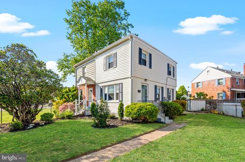 Photo of 2621 S Four Mile Run Drive, ARLINGTON, VA 22206 (MLS # VAAR2072226)