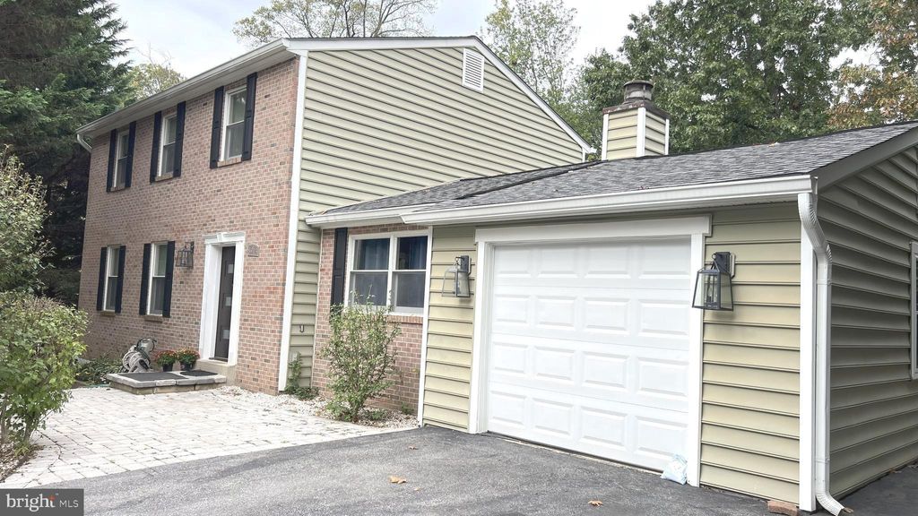 Photo of 8913 Roundleaf Way, GAITHERSBURG, MD 20879 (MLS # MDMC2202138)