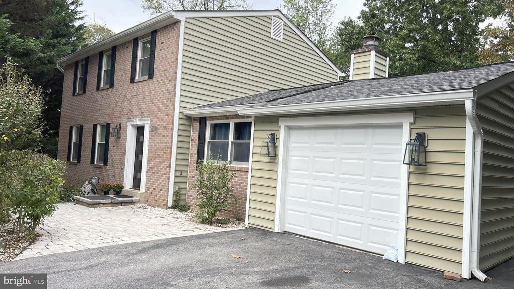 Photo of 8913 Roundleaf Way, GAITHERSBURG, MD 20879 (MLS # MDMC2202138)